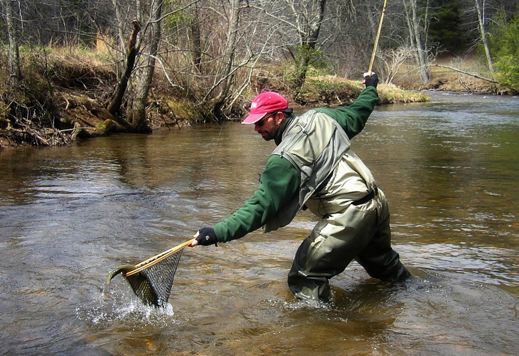 9 Tips for Netting Big Fish on Your Own Fly Fishing Gink and